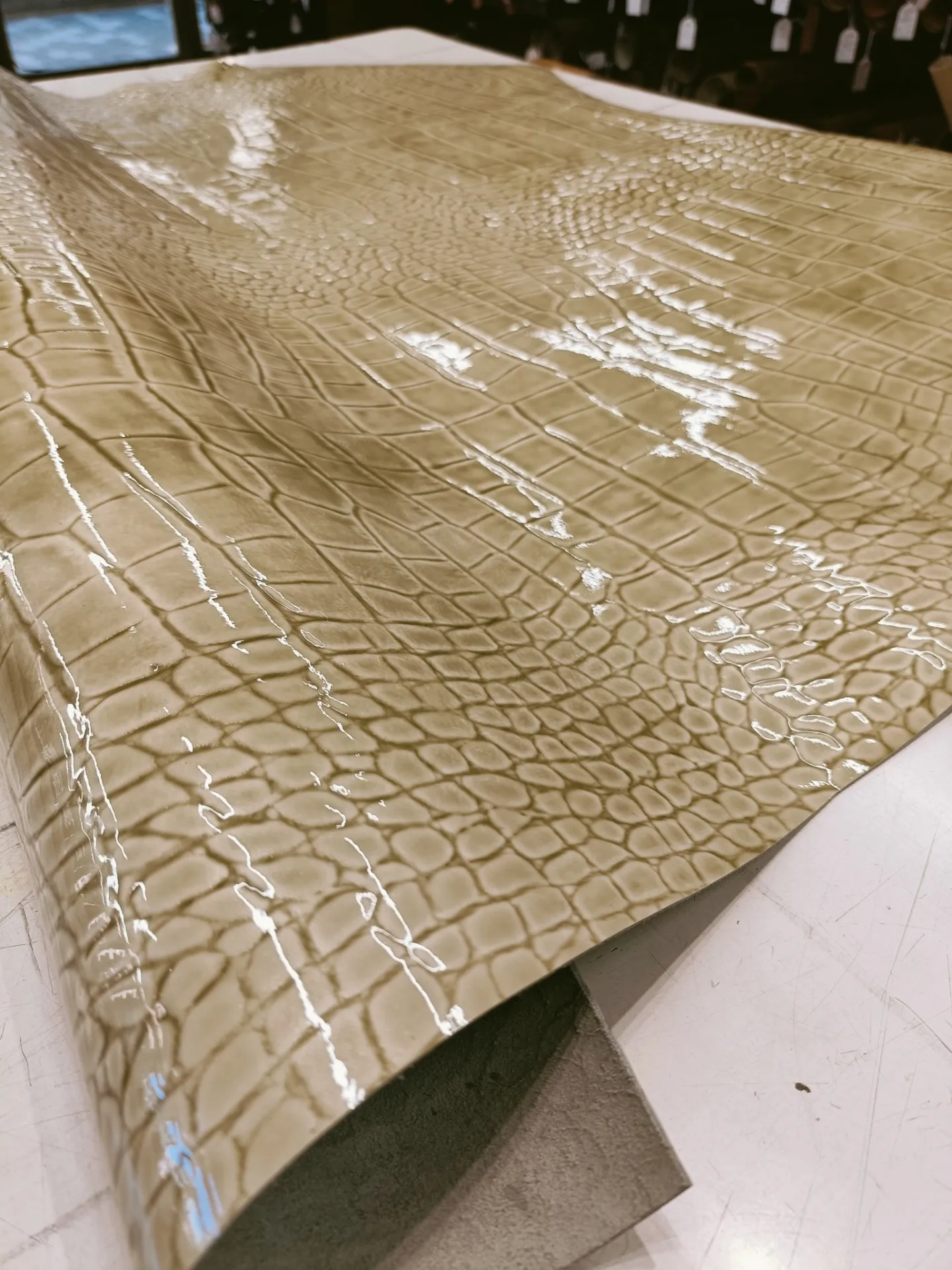 ワニ柄 エナメル牛革