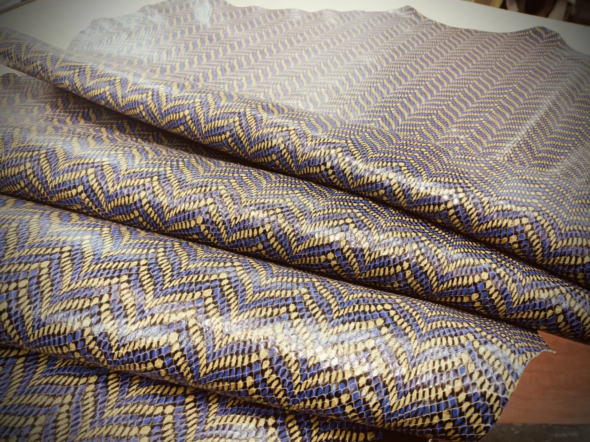 キップ スネーク型押し ヘリンボーン柄 インポート