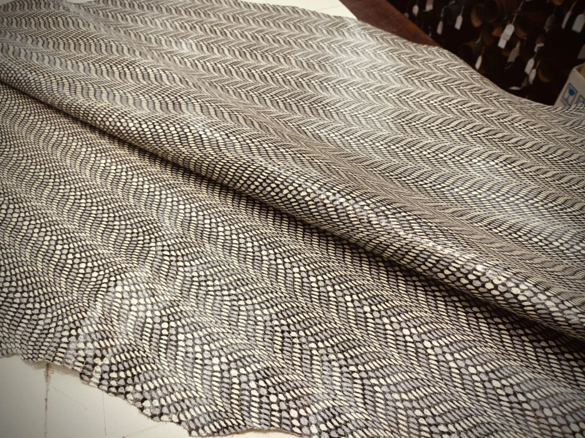 キップ スネーク型押し ヘリンボーン柄 インポート