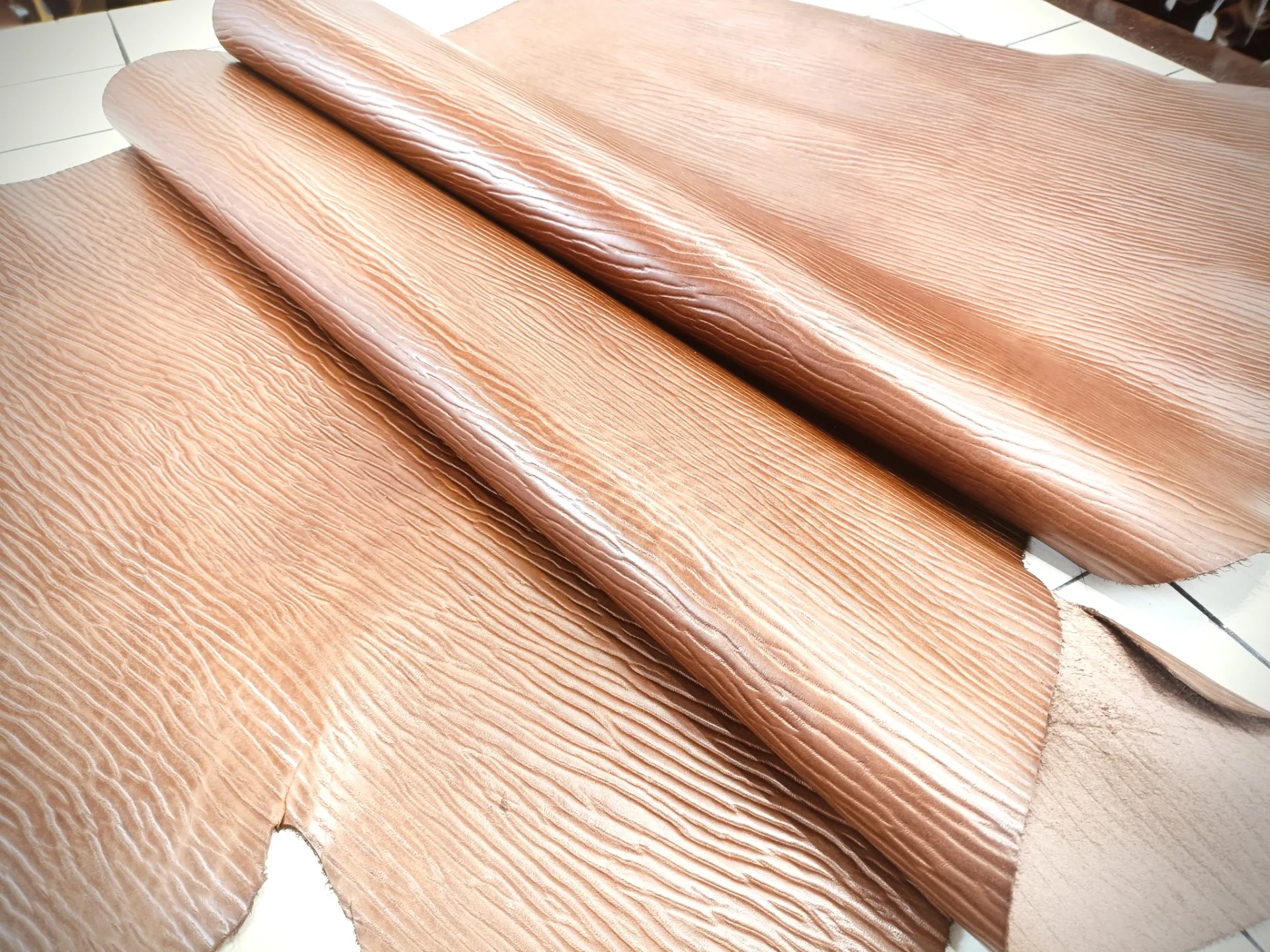 牛革 波シボ柄 型押し ブラウン